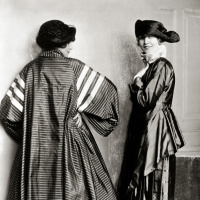 Die Wiener Werkstätte und die Frauen - Textildesign, Mode und Keramik.