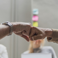 Meu marido fica mais feliz com os amigos do que comigo. Ele pode ser gay?