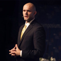 How Atomic Habits Author James Clear Went from 0 to 450K Email Subscribers in Just 5 Years