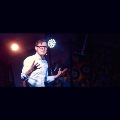 Lukes English Podcast - Learn British English With Luke Thompson