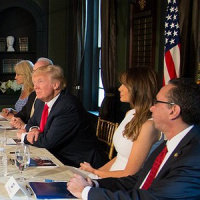 Manifestantes nos EUA gritavam Heil Trump