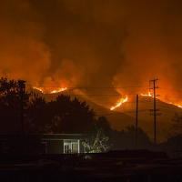 No Brasil, o ciclone Guará se afasta da costa na Califórnia, o fogo avança