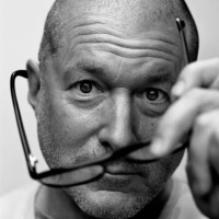 Jony Ive el próximo diseñador de OpenAI