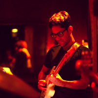 Una charla con Aarón Flores sobre sus proyectos y su música