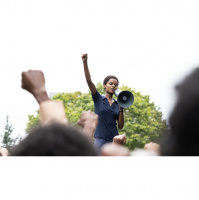 PBX: Em casa, mas com as mãos cheias de filmes de Steve McQueen e livros da Nobel Louise Glück