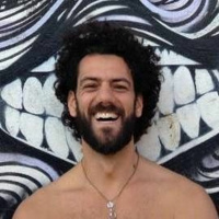 Uma aula à noite sobre yoga com Roberto Simões