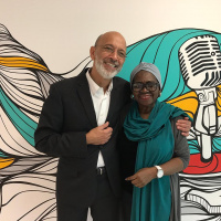 Aos quase 80 anos, a tímida Áurea Martins continua se transformando no palco