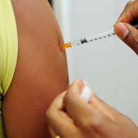 Vacinação é uma arma poderosa, diz médica sobre aumento de casos de doenças respiratórias