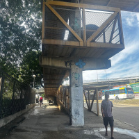 Pedestres reclamam das condições na saída da estação Del Castilho da Supervia