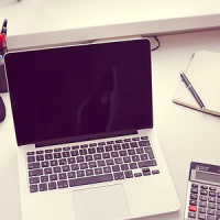 Dá para ganhar dinheiro na internet? Economista Samy Dana ensina como empreender na web