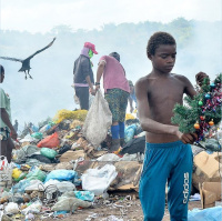 Foto de menino no lixão marca a ausência do chamado espírito de natal
