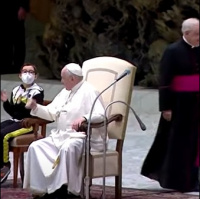 Garoto brinca em audiência e ganha chapéu igual ao do Papa Francisco