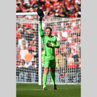 Três personagens no fim de semana de futebol no Reino Unido