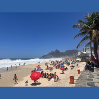 Banhistas voltam a apostar na farofa para economizar nas praias