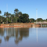 Abraço ao laguinho do parque da cidade