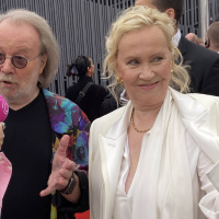 Abba återförenas – plötsligt händer det! Följ med Agnetha Fältskog på röda mattan