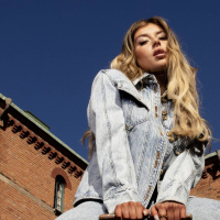 Hanna Ferm knuffar ner Abba från förstaplatsen på Svensktoppen