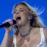 På årets sista lista avancerar Zara Larsson till förstaplatsen på Svensktoppen!