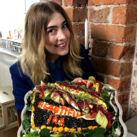 Vem firar ett år? Vilka två låtar är nya på listan? Och vem blir etta på Svensktoppen?