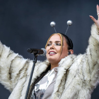 Miriam Bryant knuffar ner Benjamin Ingrosso på Svensktoppen