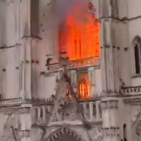 Un voraz incendio causa graves daños en la catedral de Nantes, Francia-C