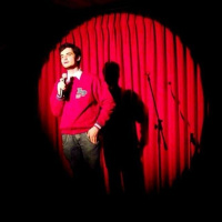 Homem sobe no palco para bater em comediante!