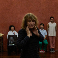 Renata Sorrah em um espetáculo sensorial sobre memória e identidade