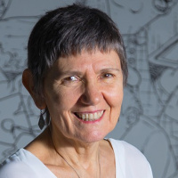 Seria mais saudável se as crianças tivessem menos coisas e mais silêncio, diz Eva Furnari