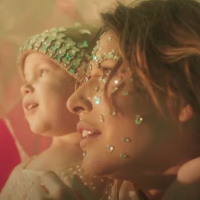 Giselle Itié fala sobre maternidade real e lança clipe que aborda a questão