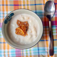 Mungunzá - ou canjica - com calda de caramelo e coco