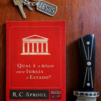 Qual é a relação entre Igreja e Estado?