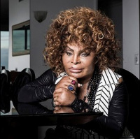 Grande virada, diz Elza Soares sobre novo álbum