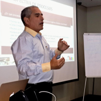 Decir lo que el pueblo quiere escuchar y lo que los medios quieren divulgar