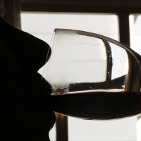 Ambiente despojado reúne loja, wine bar e escola