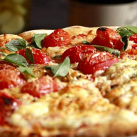 Pizzaria amplia menu e passa a ser também restaurante