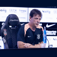 Fernando Diniz é apresentado no Corinthians e assume equipe em meio à crise