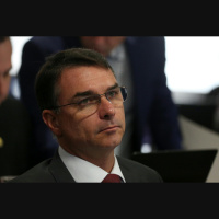 Flávio Bolsonaro diz que decisão de Moraes que concedeu prisão domiciliar ao pai é exótica e contraditória