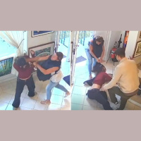 Jovem é agredida por não usar sutiã autora do ataque é identificada