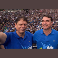 Flávio Bolsonaro acusa Alcolumbre de proteger Moraes, e Tarcísio critica STF em 1ª agenda de rua conjunta