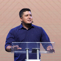 Supérfluo ou Essencial - Leandro Machado