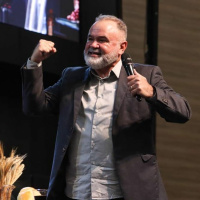 Celebre antes de Ver - Ap. Guto Emery