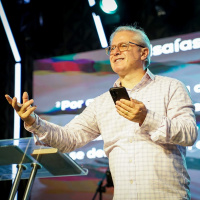 Servimos a Deus, servindo às pessoas