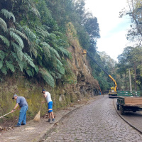Manutenção preventiva é realizada nas esculturas do Paredão em Orleans