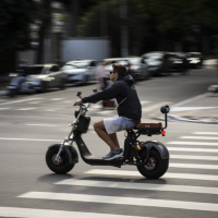 Novas regras para ciclomotores, bikes elétricas e veículos autopropelidos passam a valer em 2026