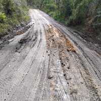 Estrada na Rocinha apresenta condições precárias e dificulta trânsito de veículos