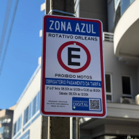 Prefeitura de Orleans instala novas placas da Zona Azul para orientar motoristas