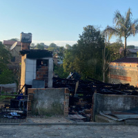 Família de Lauro Müller pede doações após perder casa em incêndio