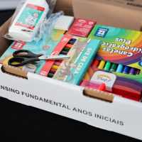 Governo de SC anuncia kits escolares personalizados para todos os alunos da rede estadual até 2026