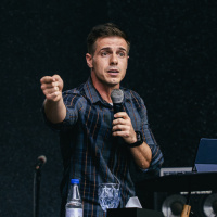 Se entregando humildemente pelo outro - Cauê Negrão