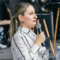 Naira Diniz - Adoração como arma de guerra.